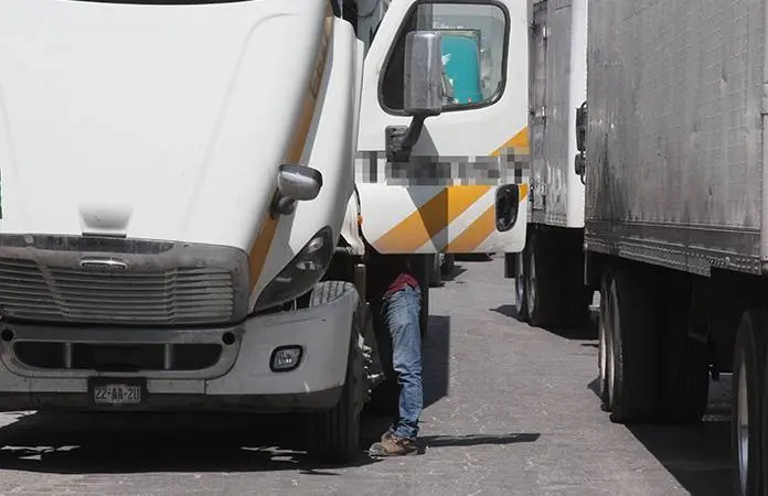 Planea Trump sustituir a transportistas migrantes por veteranos