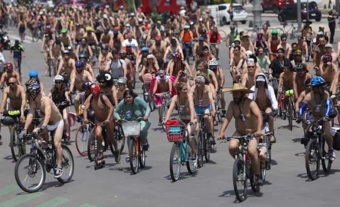 Ciclistas desnudos recorren la capital del país en favor del respeto