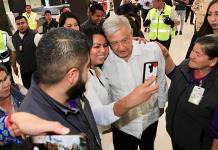 Al grito de es un honor, estar con Obrador, reciben a AMLO