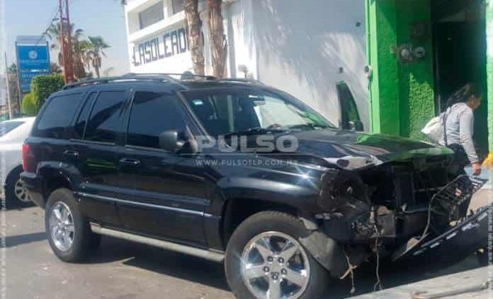 Camioneta sale disparada de un autolavado en Muñoz; choca contra auto y la cortina de un negocio