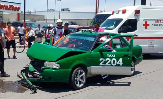 Taxista provoca choque en Acceso Norte; hay tres mujeres lesionadas