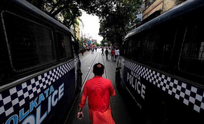 Policías golpean y supuestamente orinan sobre un periodista en norte de India