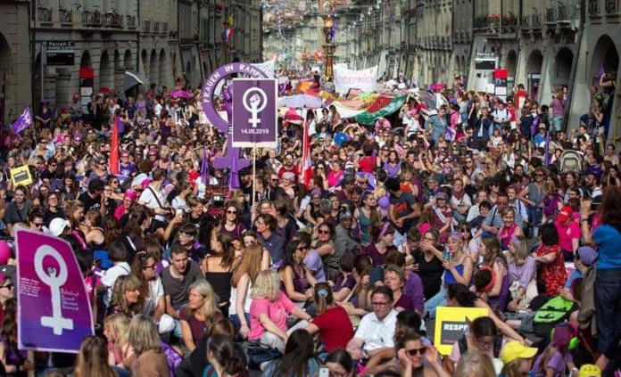 Con huelga y escultura gigante mujeres suizas piden trato igualitario