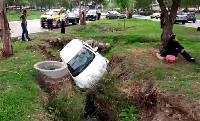 Auto cae a una zanja en el río Santiago