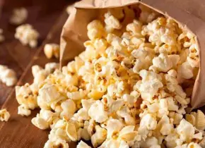 Beneficios de las palomitas de maíz caseras como snack saludable