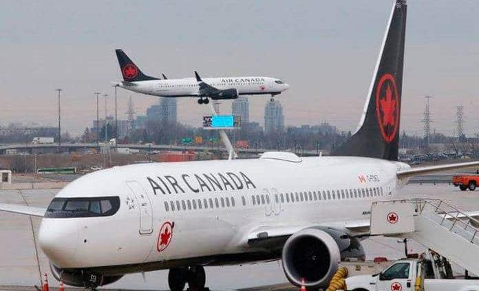Olvidan a una pasajera dormida en un avión