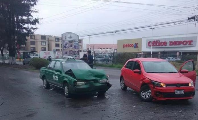 Taxista participa en fuerte choque en la avenida Nereo Rodríguez Barragán