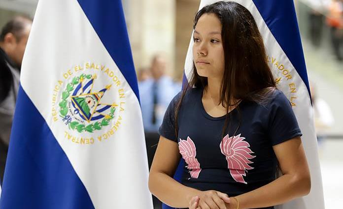 Regresa a El Salvador, la esposa y madre de víctimas ahogadas en Río Bravo