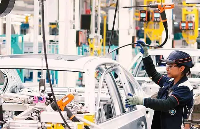 Mujeres trabajan 3.1 horas más que hombres a la semana, revela INEGI