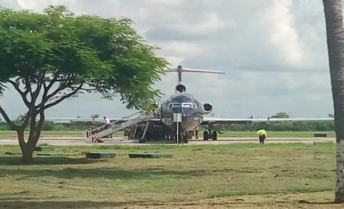 Despega vuelo con haitianos deportados tras retraso por motín en Chiapas