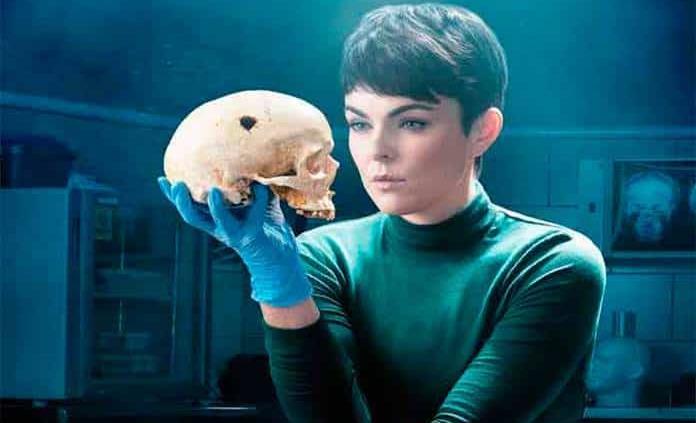 “La forense” serie que explora la muerte con humor