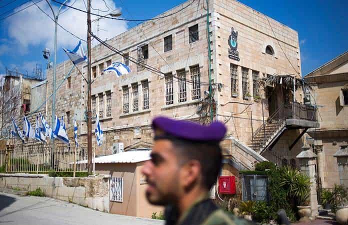 Un soldado vigila en Hebrón, Cisjordania, sector ocupado por los israelíes / Foto: AP