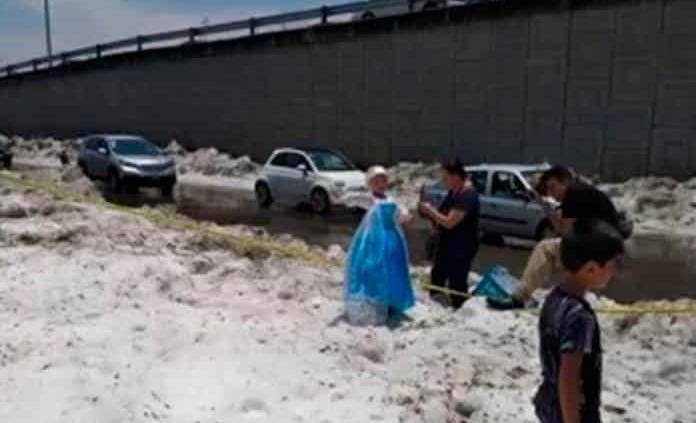 Niña aprovecha granizada en Guadalajara y se toma fotos de Frozen