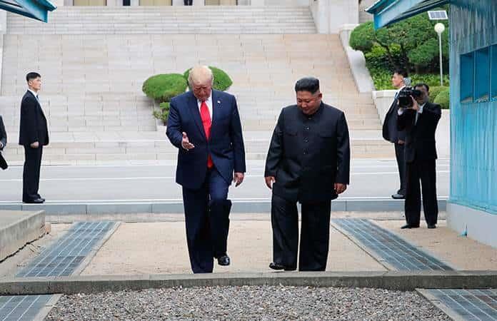 Trump y Kim cruzando la zona desmilitarizada entre las dos Coreas / Foto: Archivo