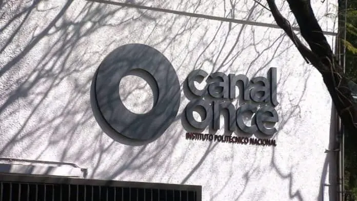 Estudiantes del IPN mantienen plantón frente a Canal Once