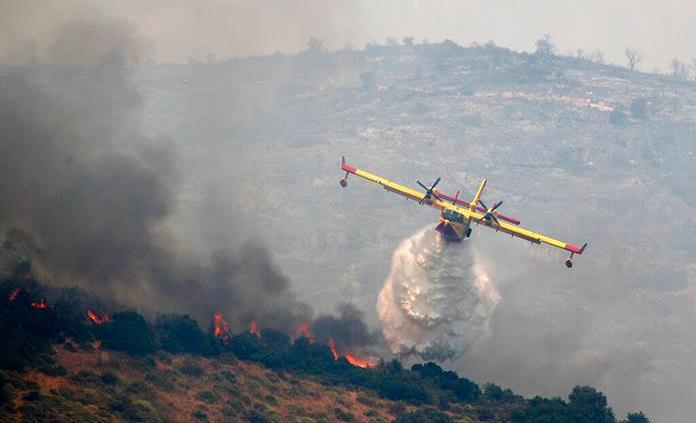 Desalojan cuatro poblados por incendios forestales en Grecia