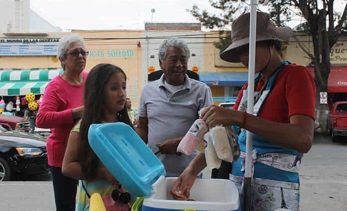 “Bolis” exóticos, creativo negocio contra el calor