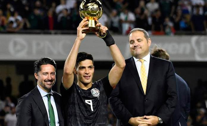 Raúl Jiménez recibe el “Balón de Oro” de la Copa Oro 2019