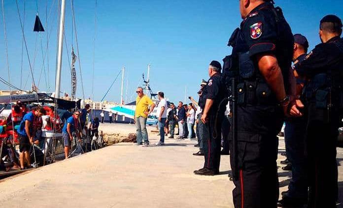Buque con migrantes atraca en Lampedusa