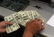 Wall Street bate récords; Apple y Fed marcan tendencia