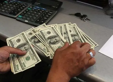 Precio del dólar abre en 19.44 al mayoreo