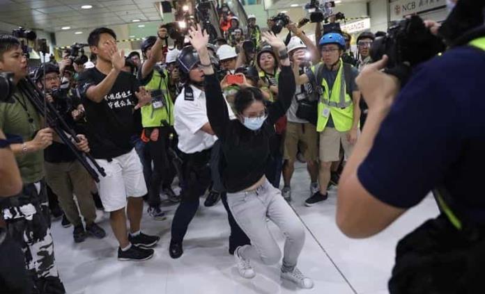 Marcha en Hong Kong acaba con enfrentamientos entre policía y opositores