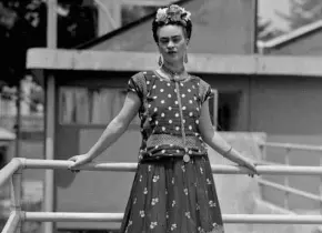 Revelan la historia íntima de Frida Kahlo a través de su indumentaria en exposición única