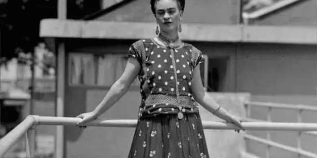 Revelan la historia íntima de Frida Kahlo a través de su indumentaria en exposición única