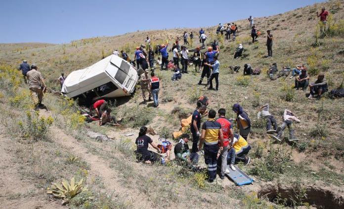 Mueren 16 inmigrantes al volcar la furgoneta en la que viajaban por Turquía