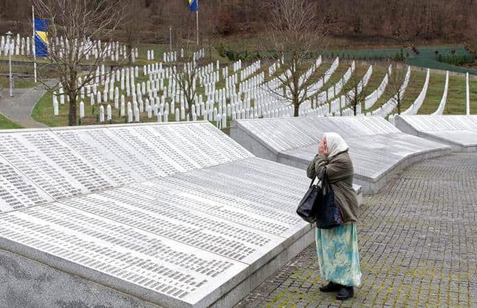 Una mujer ora ante el memorial de las víctimas de el genocidio de Srebrenica / Foto: AP