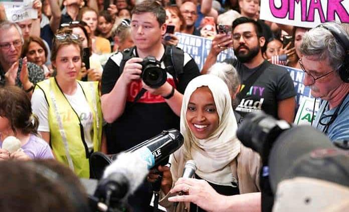 Trump defiende al público que entonó cánticos racistas contra congresista musulmana