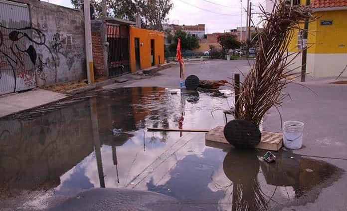 Enorme fuga contamina calle Urbano Villalón