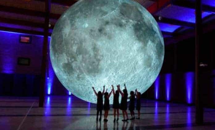 Museo de Houston celebra los 50 años del Apolo XI con una luna gigante