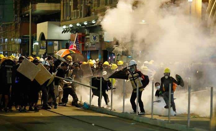 China condena el vandalismo contra su oficina en Hong Kong