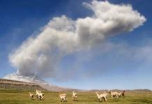 Cenizas de volcán llegan a mil metros de altura y avanzan hacia pueblos del sur de Perú