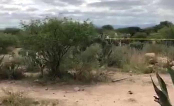Hallan cadáver encostalado; tenía un disparo en la cabeza y un desarmador en el ojo