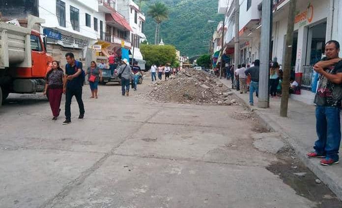 Ahuyentan ambulantes con montones de cascajo
