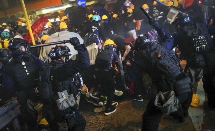 China condena la violencia durante las manifestaciones en Hong Kong