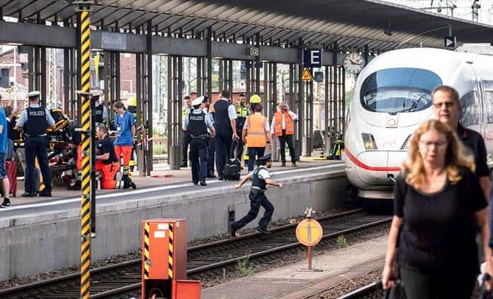 Muere niño atropellado por tren tras ser empujado en Alemania