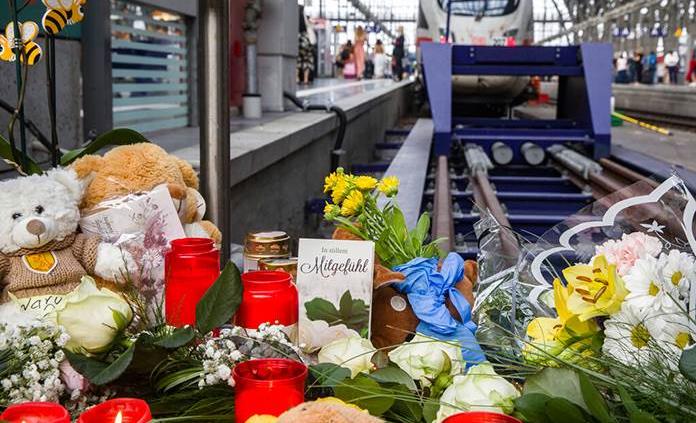 Investigan por qué hombre empujó a niño hacia tren en Alemania