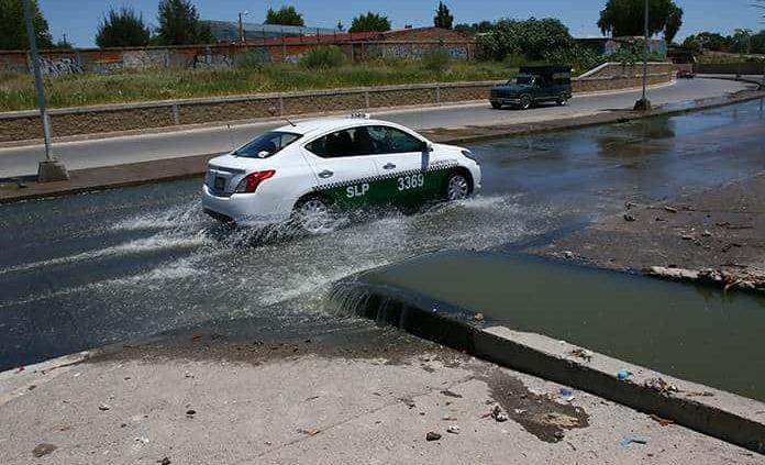 Derrame de aguas negras puso en riesgo a conductores