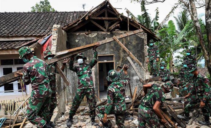 Cuatro muertos y más de mil desplazados por terremoto de 6.9 en Indonesia