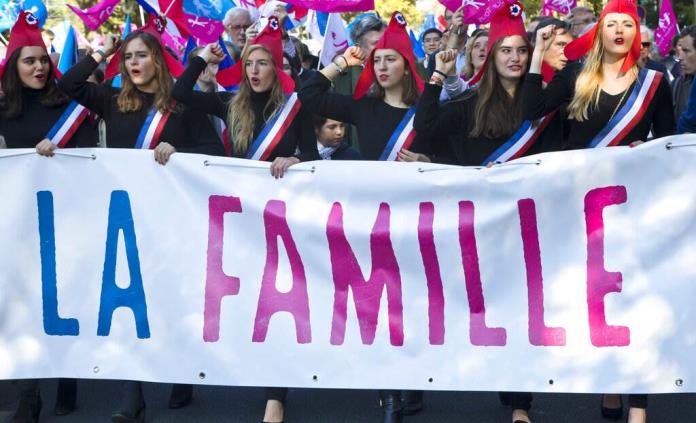 Francia plantea legalizar la fecundación in vitro para lesbianas y solteras