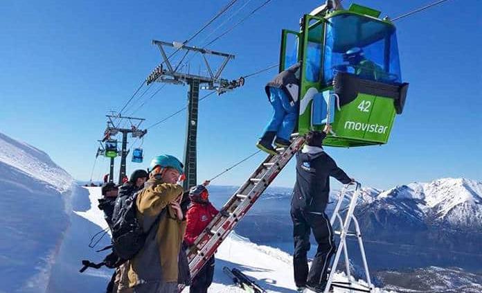 Evacuan a 250 personas de un teleférico en una pista de esquí de Argentina