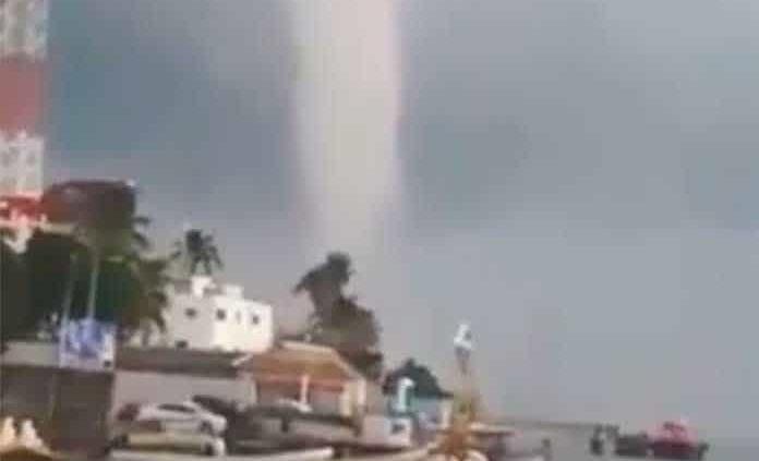 Fuerte tromba marina afecta viviendas y escuelas en Coatzacoalcos 