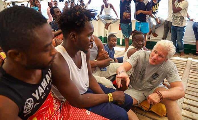 Ministro italiano pide a Richard Gere que reciba en sus mansiones a los migrantes varados