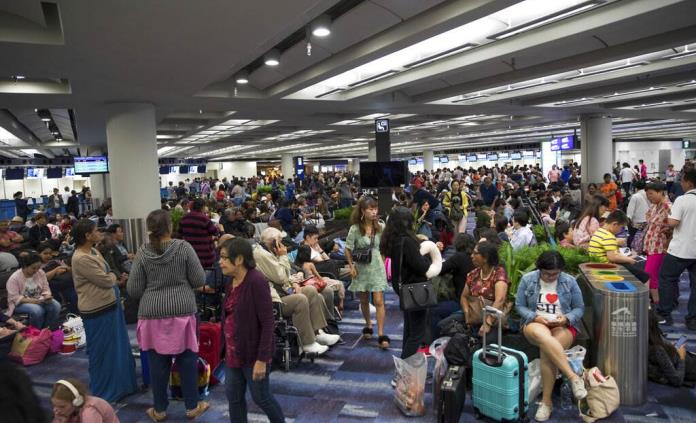 Aeropuerto de Hong Kong cancela todos los vuelos por protestas; China alerta por signos de terrorismo