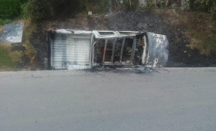 Camioneta vuelca y se incendia en Aquismón