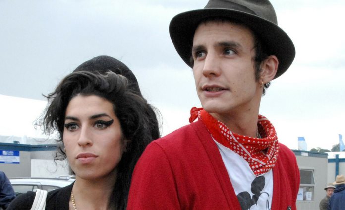 Exnovio de Amy Winehouse intenta vender fotos íntimas de la artista
