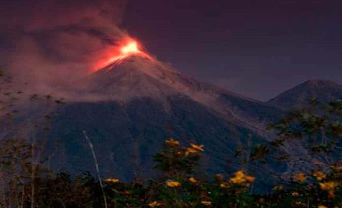 Reanudan búsqueda de cuerpos por la erupción del volcán de Fuego en Guatemala